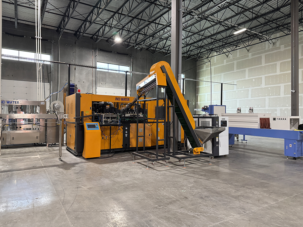 What types of bottles can a PET blow molding machine produce?